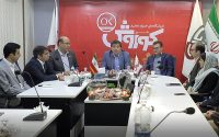 مدیرعامل شرکت فروشگاه‌های زنجیره‌ای افق کوروش در دیدار با همکاران ضمن اعلام این خبر که تعداد شعب افق کوروش از یک هزار و سیصد شعبه عبور کرد، گفت: در حال حاضر شعب شرکت به ۱۳۵۰ فروشگاه نزدیک شده و انتظار داریم که در چند روز باقی مانده از سال، این تعداد نیز بیشتر شود. به گزارش روابط عمومی شرکت فروشگاه‌های زنجیره‌ای افق کوروش، امیرخسرو فخریان مدیرعامل شرکت فروشگاه‌های زنجیره‌ای افق کوروش در دیدار با همکاران ستاد مرکزی افق کوروش، ضمن تبریک سال نو و آرزوی توفیق روز افزون برای تمامی همکاران در سراسر کشور، دستاوردها و موفقیت های پیاپی شرکت را در توسعه ی شعب و کسب مقام اول در فروش و بهره وری را مرهون تلاش بی وقفه همکارانِ سخت کوش افق کوروش عنوان کرد و ابراز امیدواری نمود که این شرکت در سال 98 نیز همچنان با قدرت و توان بیشتری و به نحو شایسته به مردم خدمت رسانی کند و با کارکنان توانمند و صاحب دانش خود منشا تحولات بزرگ در کشور باشد. وی ضمن اعلام این خبر که تعداد شعب افق کوروش از یک هزار و سیصد شعبه عبور کرد، به تحقق بودجه فروشگاهی و سود پیش بینی شده اشاره کرد. به گفته وی، از زمان برگزاری مراسم معارفه شرکت تا کنون، بیش از200 شعبه به افق کوروش اضافه شده است که بخش عمده‌ای از این افزایش شعب به شیوه فرانچایز و اعطای نمایندگی صورت گرفته است. وی در ادامه ضمن اشاره به عرضه سهام شرکت فروشگاه زنجیره‌ای افق کوروش به عنوان بزرگترین و پرفروش ترین فروشگاه زنجیره‌ای در بورس، ابزار خرسندی کرد که افق کوروش توانست پس از دستیابی به بلوغ سازمانی و شفافیت کافی در فعالیت‌ها و دقت کافی در اداره امور، جهت سهیم شدن عموم هموطنان در این کسب و کار پربازده وارد بورس شود و این عرضه و مردمی شدن، خیر و برکت برای مجموعه در پی داشته باشد. وی از افزایش سهم شعب فرانچایز (نمایندگی) افق کوروش در سال 97 نیز خبر داد و افزود: هم اکنون شعب فرانچایز افق کوروش به 322 شعبه رسیده است و هموطنان بسیاری نیز به شیوه فرانچایز در این کسب و کار با ما سهیم شدند. لازم به ذکر است؛ این مراسم با حضور امیرخسرو فخریان مدیر عامل، حسین صبوری قائم مقام مدیرعامل و مهرداد سپاهی معاون مالی، صالح منصوری معاون بازرگانی و وحید کامیاب معاون منابع انسانی برگزار گردید و از هماهنگی و همکاری کلیه واحدهای مختلف ستاد مرکزی منجمله مالی، بازرگانی، برنامه ریزی، بازاریابی، تجهیز، حسابرسی، بازرسی، فناوری اطلاعات، فرانچایز، توسعه کسب و کار، منابع انسانی، کنترل دوربین، حقوقی و روابط عمومی در جهت اهداف و برنامه های شرکت قدردانی شد و همکاران افق کوروش نیز در خصوص اقدامات سال جاری و برنامه های آتی به اظهار نظر پرداختند.